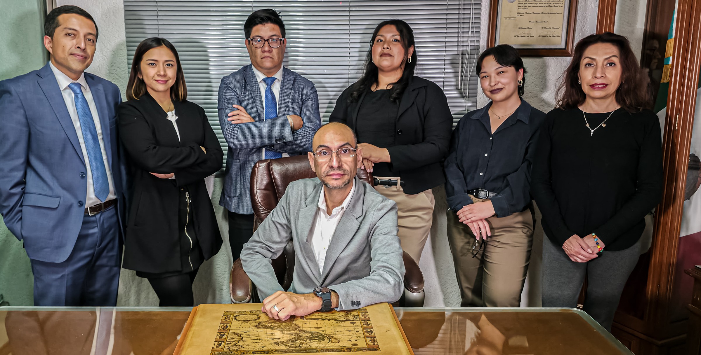 Equipo de López Cuéllar Abogados en su oficina